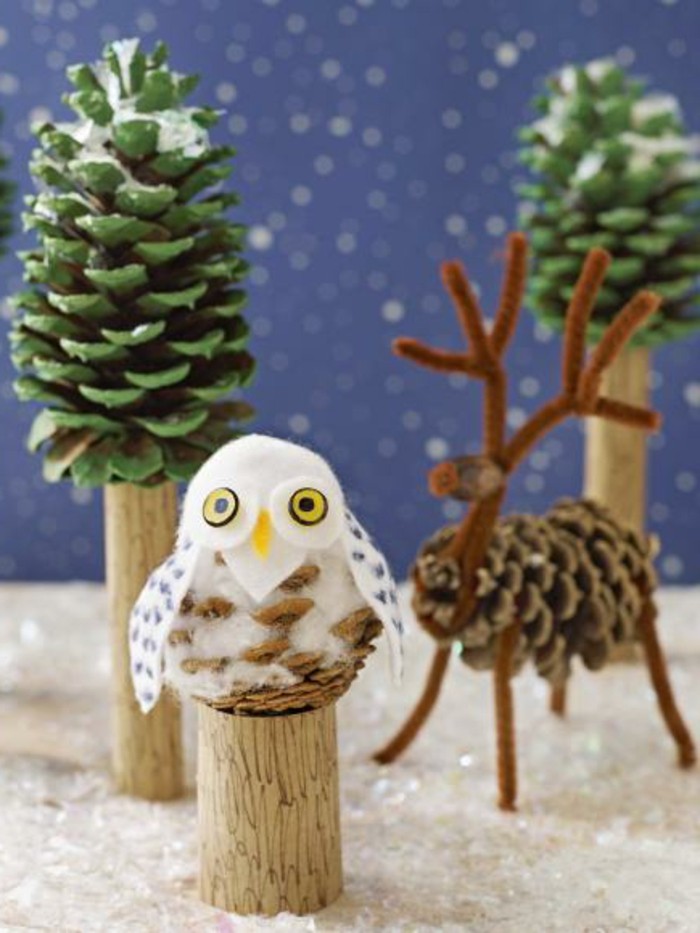 Božić-sa-šišarka-a-šuma-of-figura-sova-stabla-popustljiv