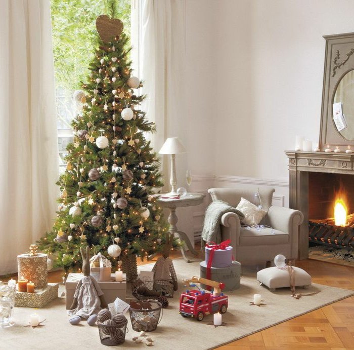 Коледа-украсена елха, подаръци свещи