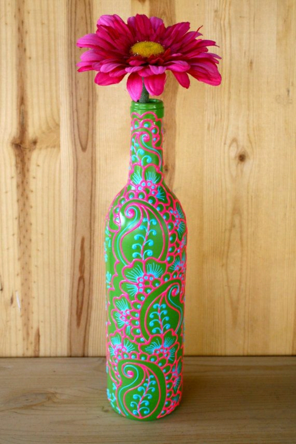 शराब की बोतल फूलदान मेंहदी हरी नीले गुलाबी फूल