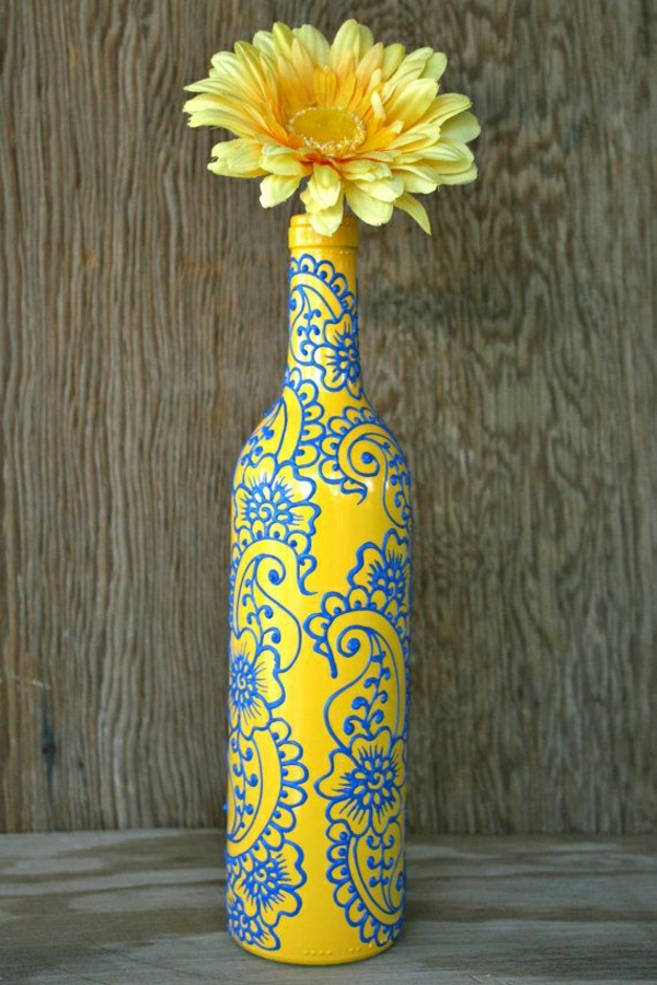 पीला शराब की बोतल फूलदान जरबेरा मेंहदी सजावट ब्लू