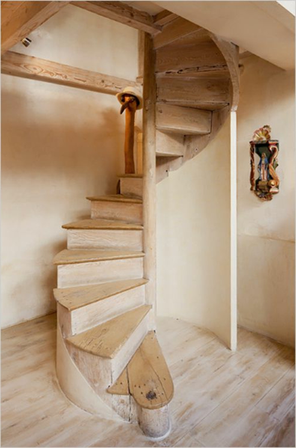 Escalier en colimaçon-de-bois de conception simple