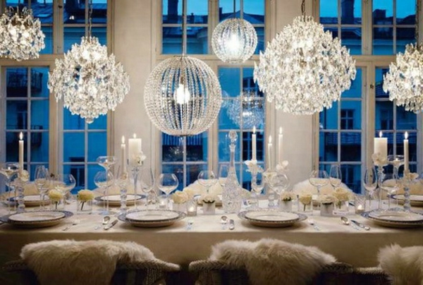 fehér karácsonyi dekoráció - étkező asztal és sok kristálycsillár a fenti