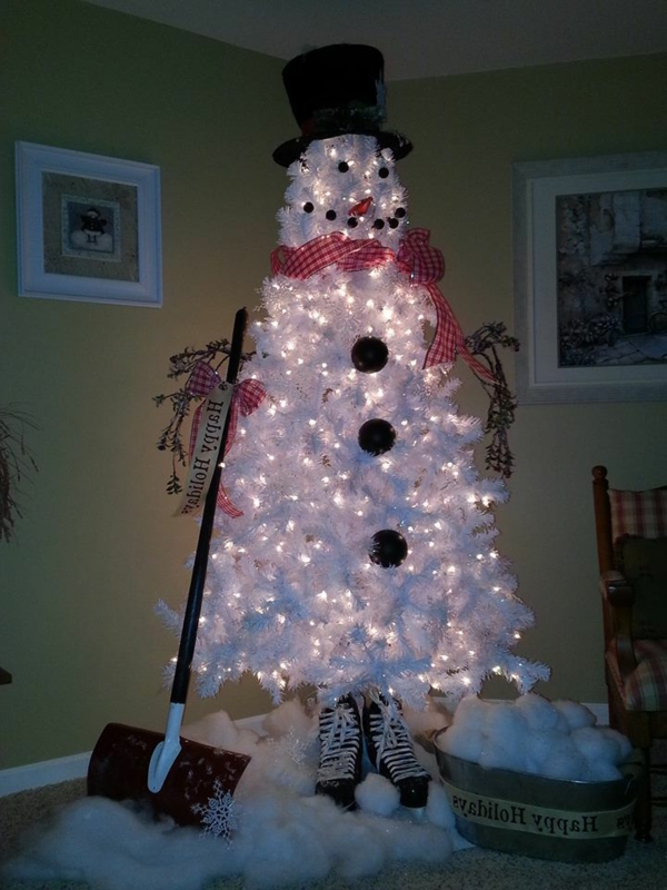 бяла коледна украса - снежен човек-елхово дърво, което блести
