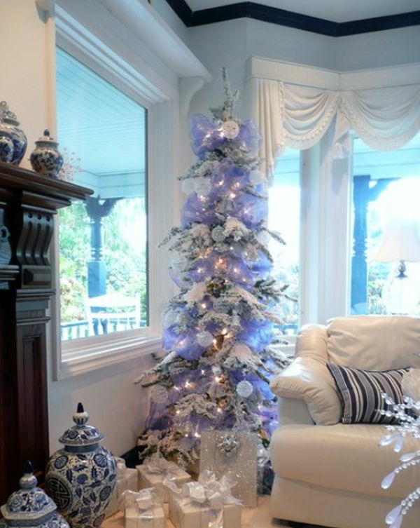 fehér karácsonyi dekoráció a nappaliban - díszes karácsonyfa