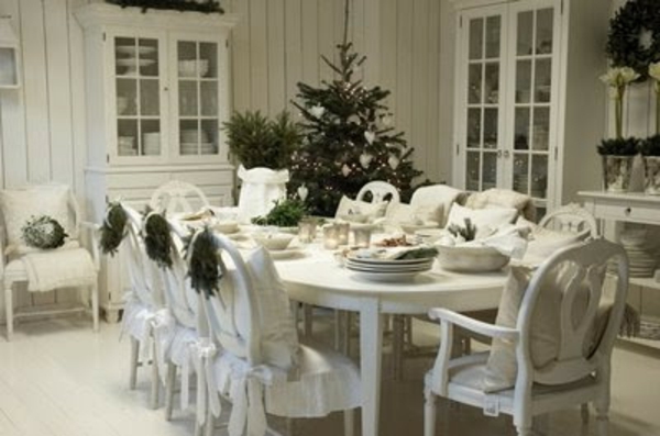 bijeli božićni ukras - u velikoj elegantnoj blagovaonici