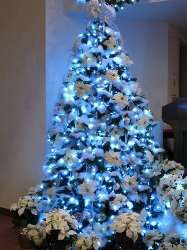 fehér karácsonyi dekoráció - gyönyörű karácsonyfa kék megvilágítás