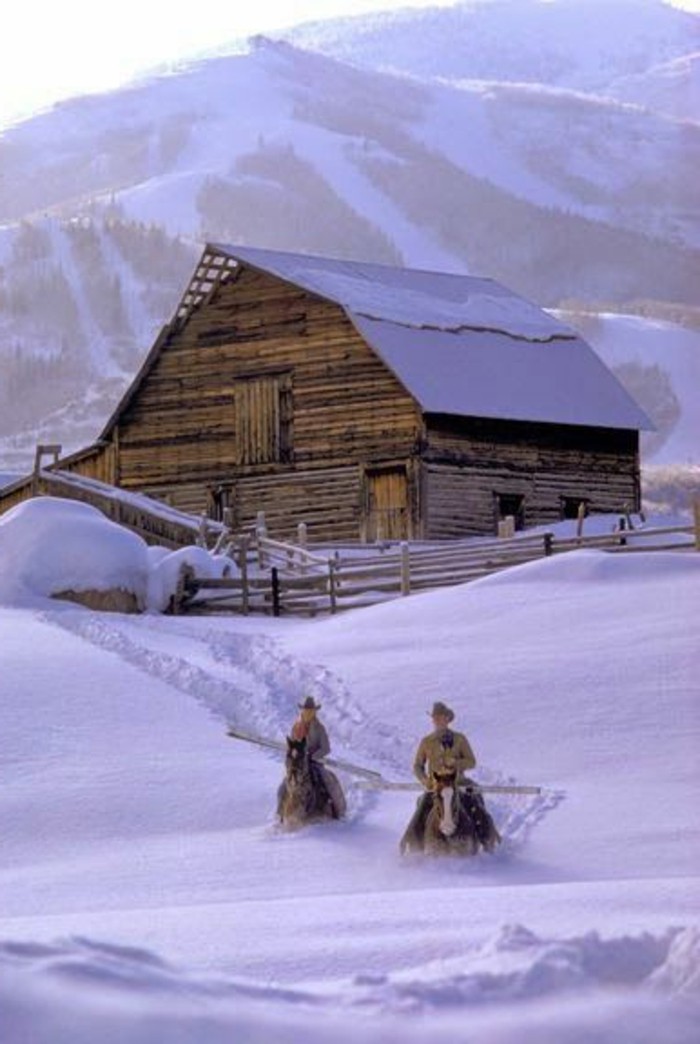 शीतकालीन चित्र गांव पहाड़ों में घोड़े की सवारी-बाई-द-बर्फ