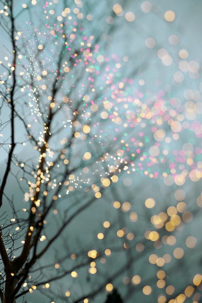 शीतकालीन चित्र क्रिसमस से सजाया चमकदार पेड़