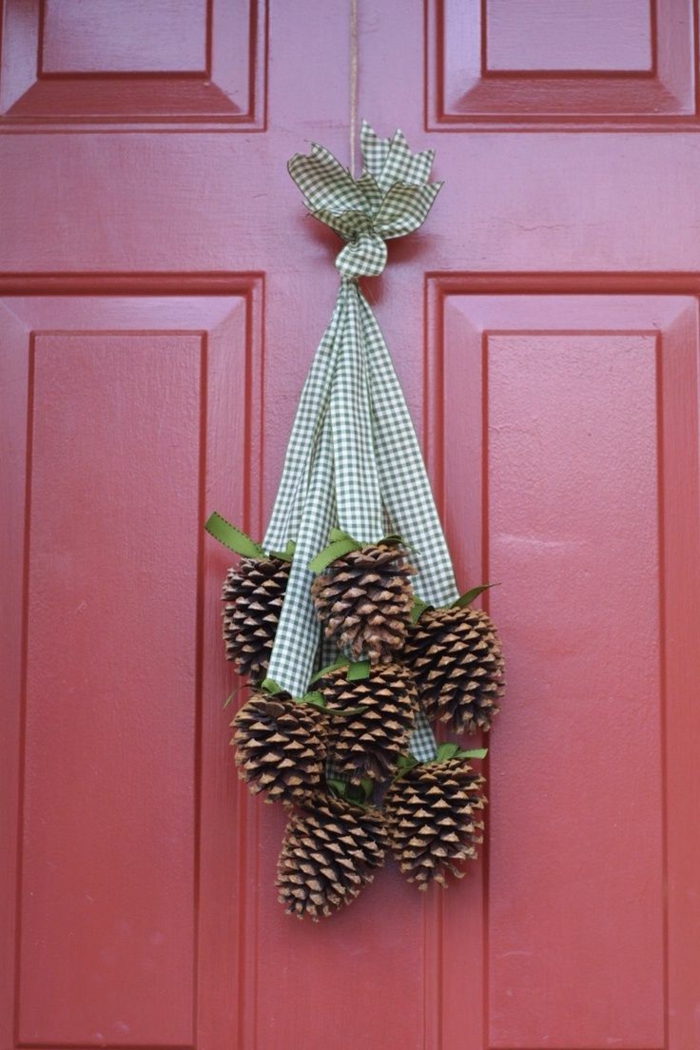Téli dekoráció ajtó Thong egyszerű díszítéssel