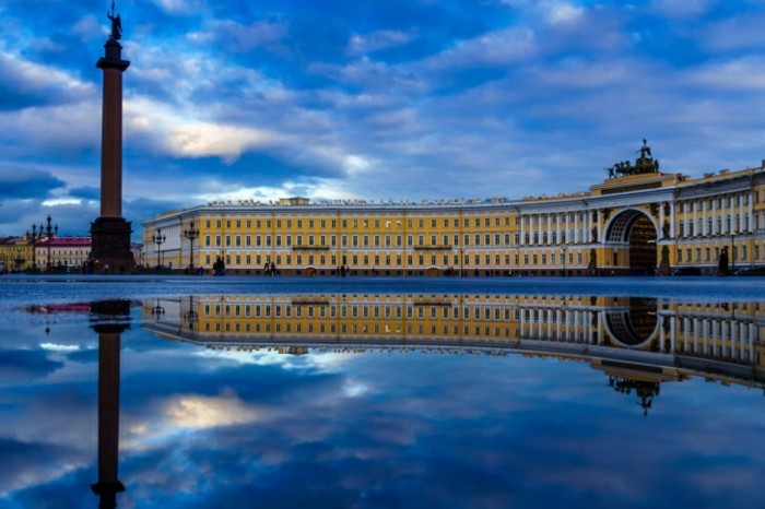 Зимен дворец и Александър Колона-в-Санкт Петербург-Русия в бароков режим архитектура