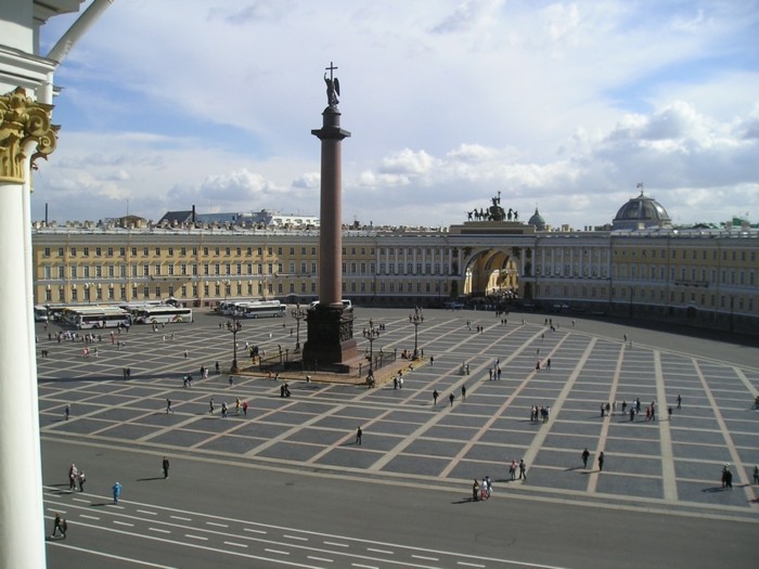 Palacio de invierno y la columna de Alejandro-en-San Petersburgo-Rusia arte-y-arquitectura-barroco