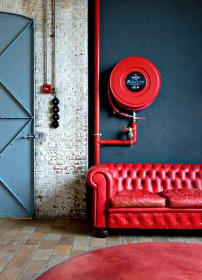 Apartamento-in-industrial-estilo sofá de cuero rojo