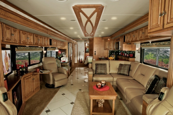 Karavan-potrebna-s drvenim namještajem i sofe-RV s luksuznim dizajnom