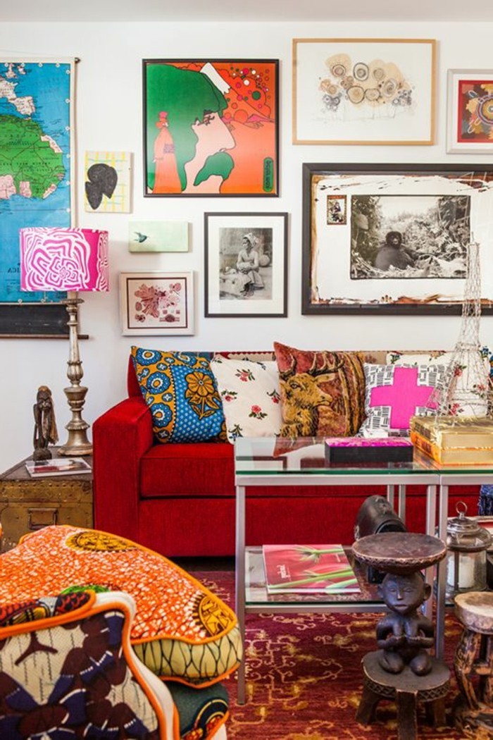 Living-in-boho-estilo-accesorios murales muchas almohadas sofá rojo