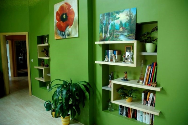 غرفة المعيشة مع - جدار نغمات اللون الأخضر