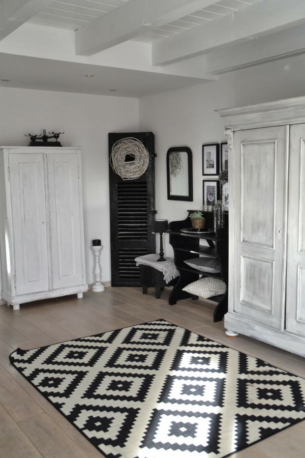lapos modern dekoráció - fehér szekrények szőnyeg képek a fal tükör