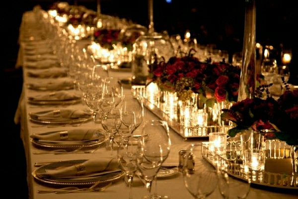 Elegantno stol za ručavanje uz svijeće na recepciji