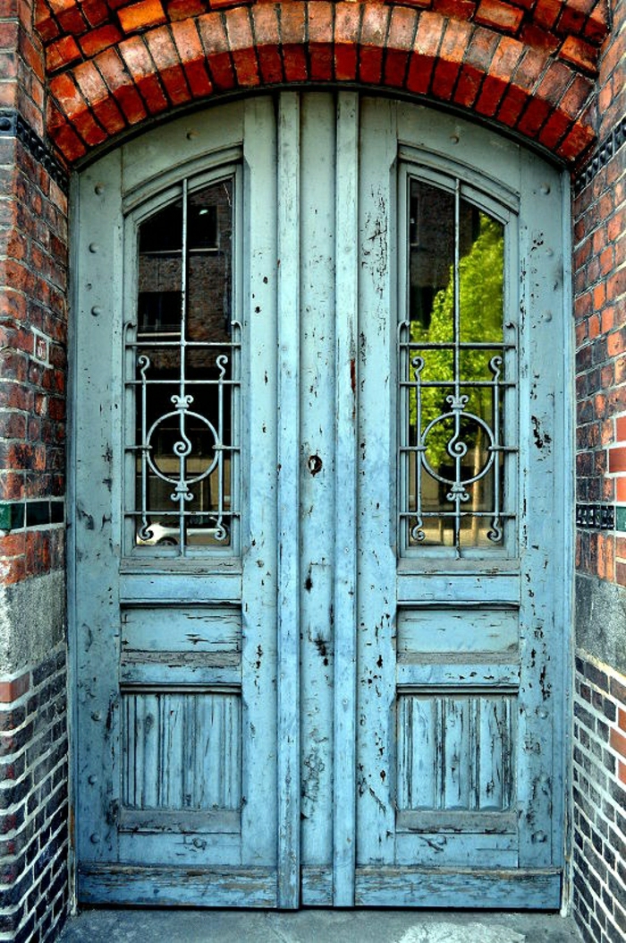 Ladrillo casa de Hamburgo de edad, color de la puerta-vintage-turquesa delante