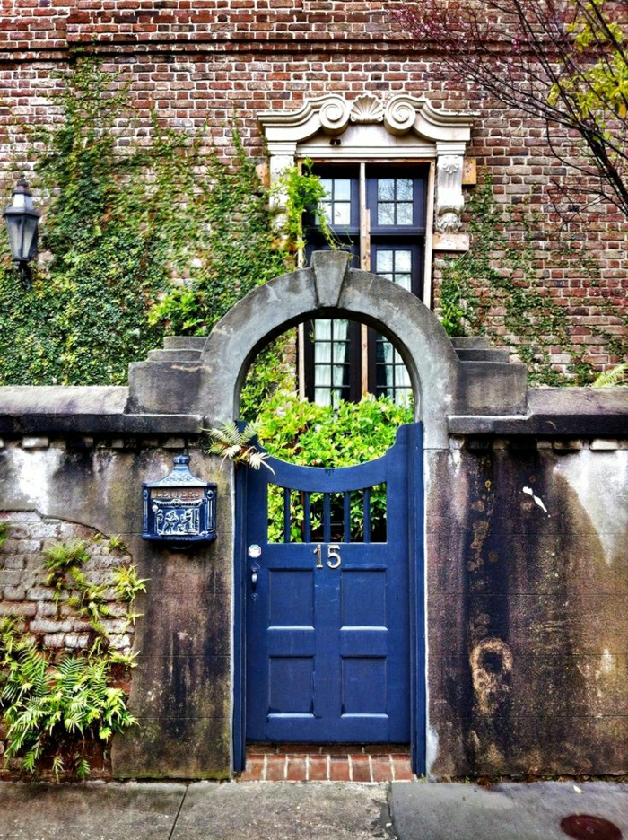 الطوب سياج البيت الحجري القديم الأزرق الأمامي عدد الأبواب مشاركة الصندوق الأخضر