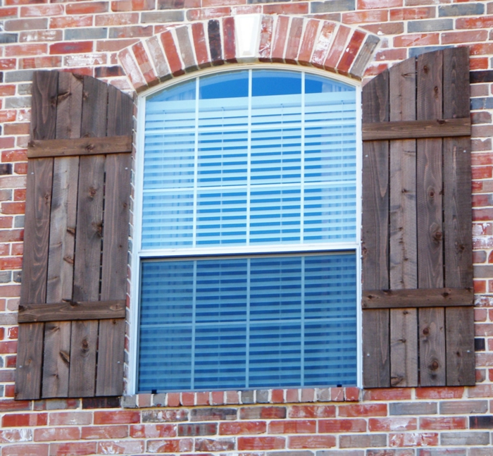 Pared de ladrillo persianas de ventana persianas de madera