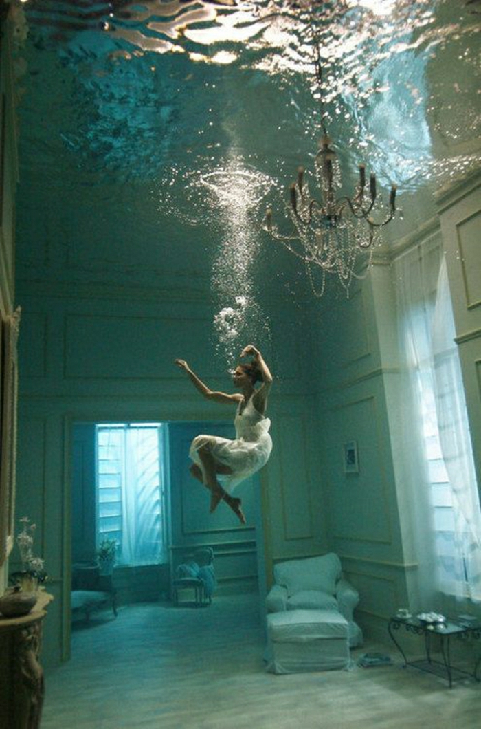 Soba djevojka pod vodom