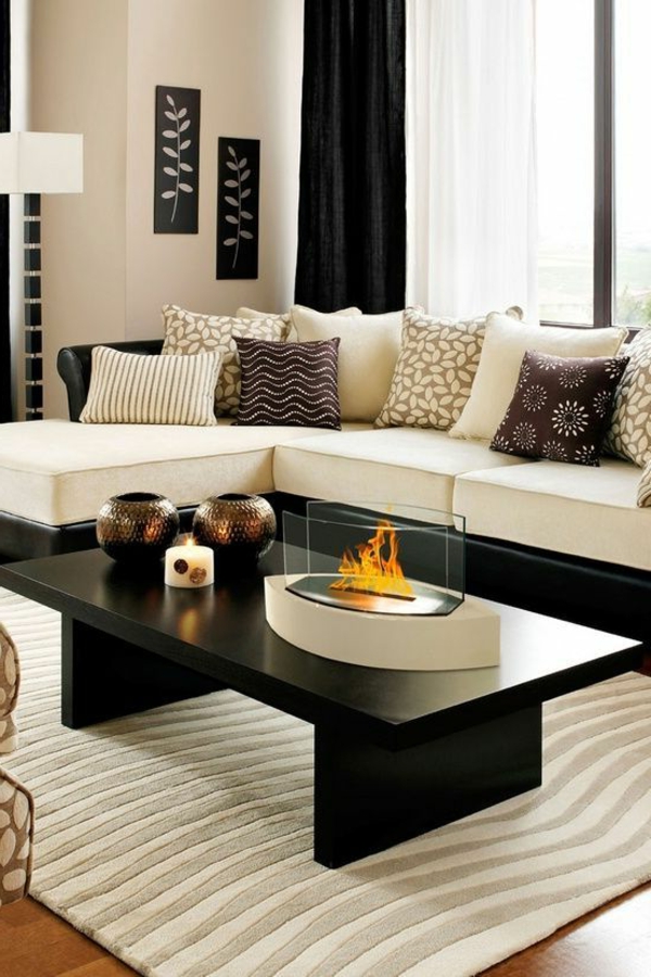 تعيين غرفة المعيشة - الوسائد الزخرفية الحديثة على الأريكة