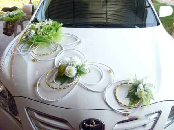 bijeli automobil s vrlo elegantnim nakitom za vjenčanje