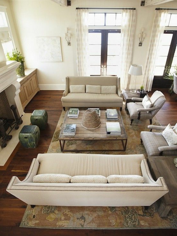 تعيين غرفة المعيشة - أريكة مشرقة وأريكة بيضاء