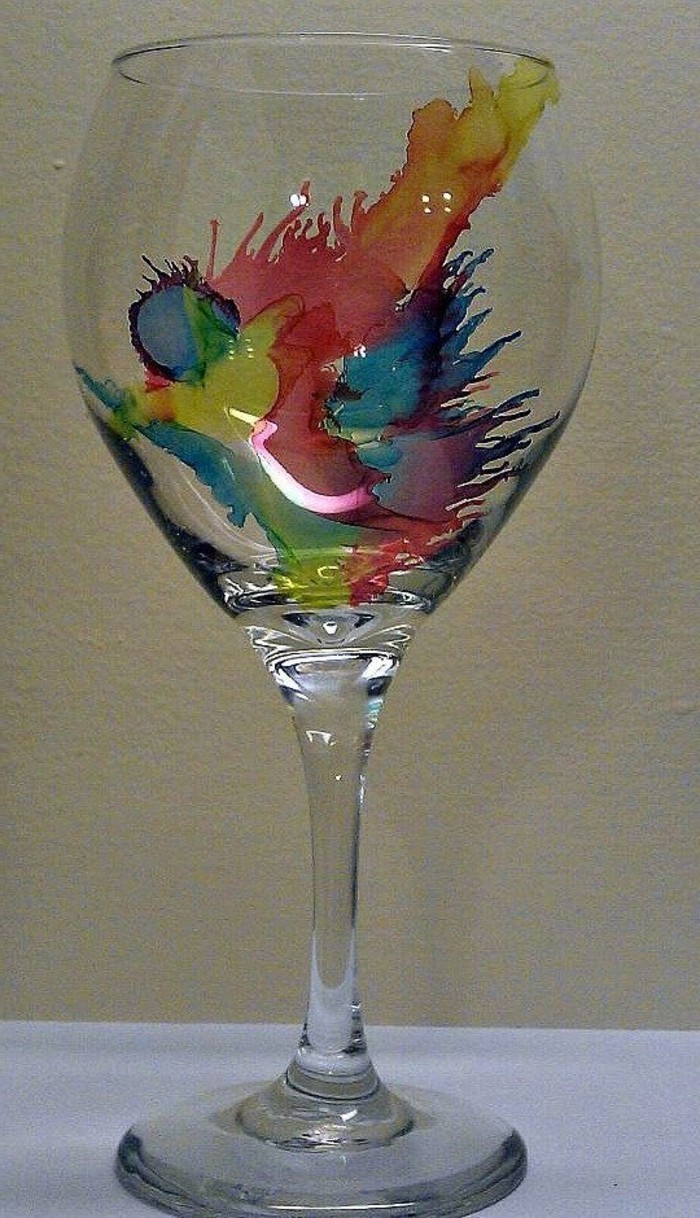 Art abstrait dagestellt à vin en verre