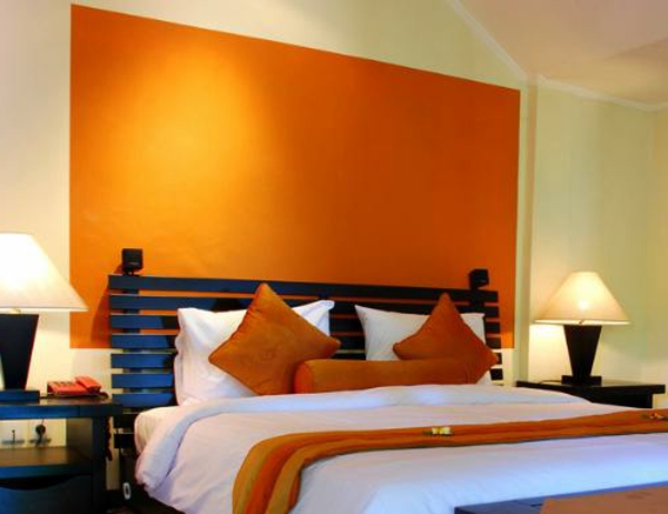 оранжева стена с две лампи и табла
