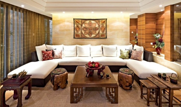 ориенталски мебели гигантски диван с много възглавници бели възглавници цветни възглавници дървени украси дървена маса