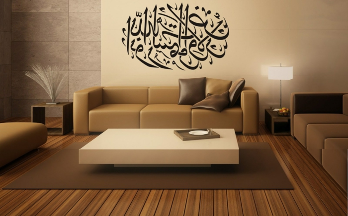 ориенталски мебели бежов диван кафява гланцирана възглавница маса в бяло цвят стена украса надпис на арабски арабски изкуство
