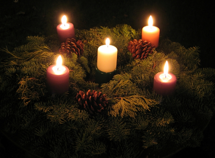 adventskranz-ideje pet lijepe svijeće
