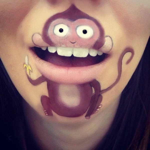 mono-maquillaje-en-la-boca