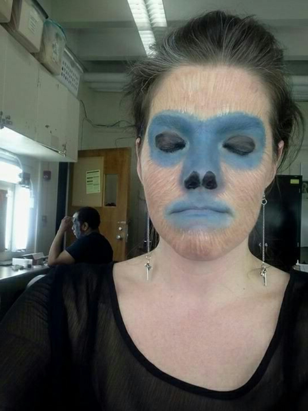apina-meikki ja sininen tärkeimmät väri-