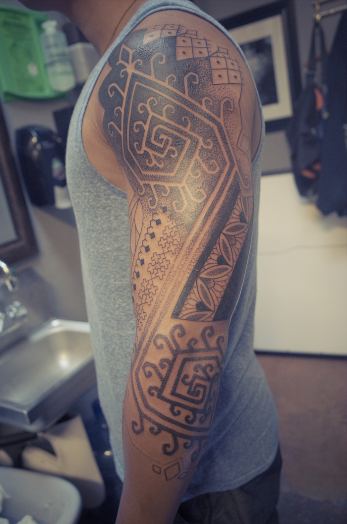 Татуировка геометрична абстрактна шарка на ръка и рамо татуировка за мъже