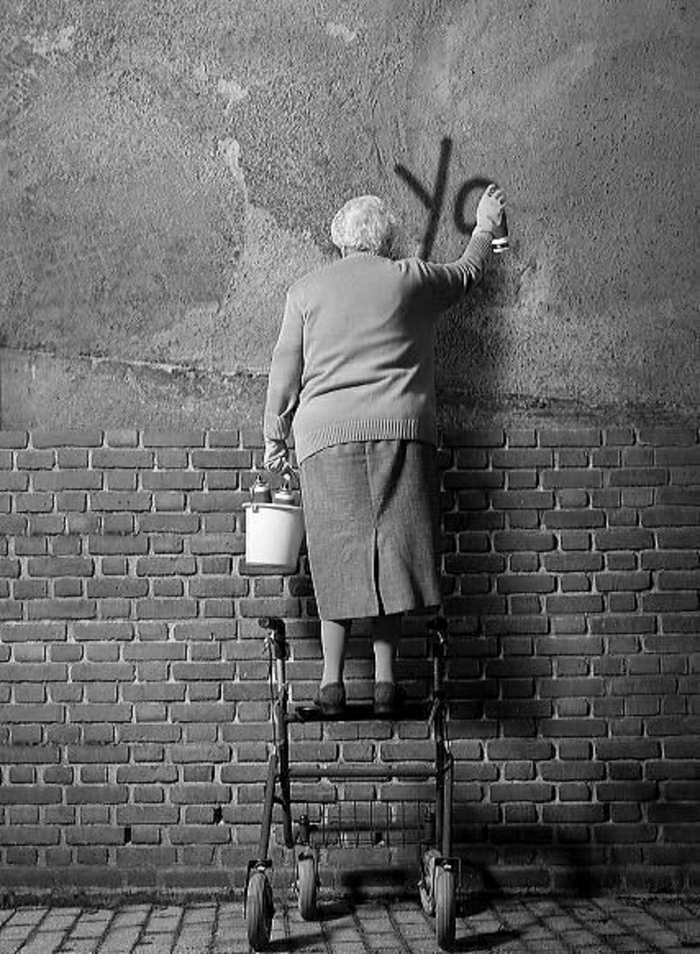 Stara dama Grafiti Slika pomoćna kolica