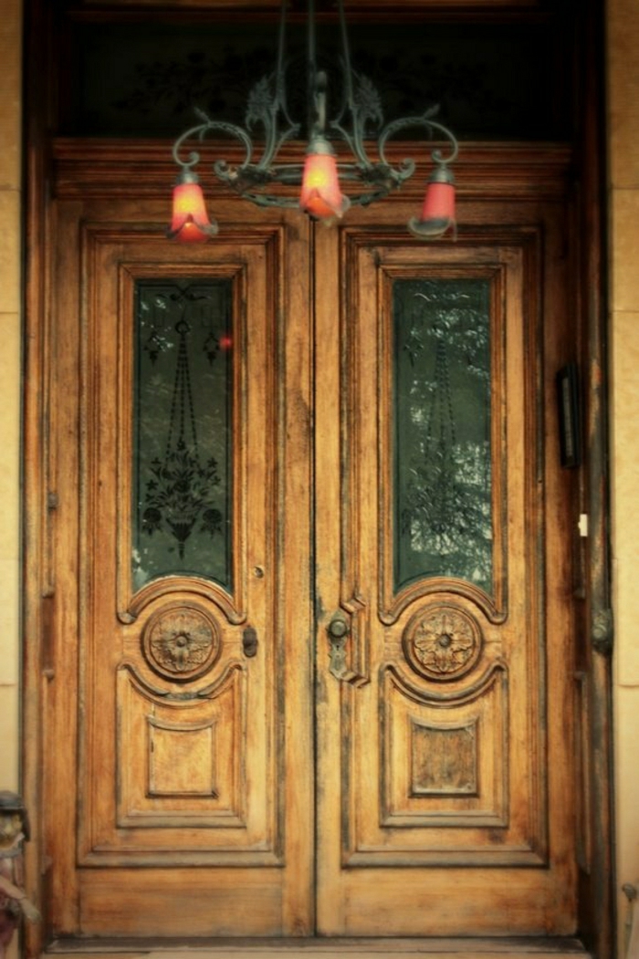 puerta de madera vieja lámpara de cristal masiva