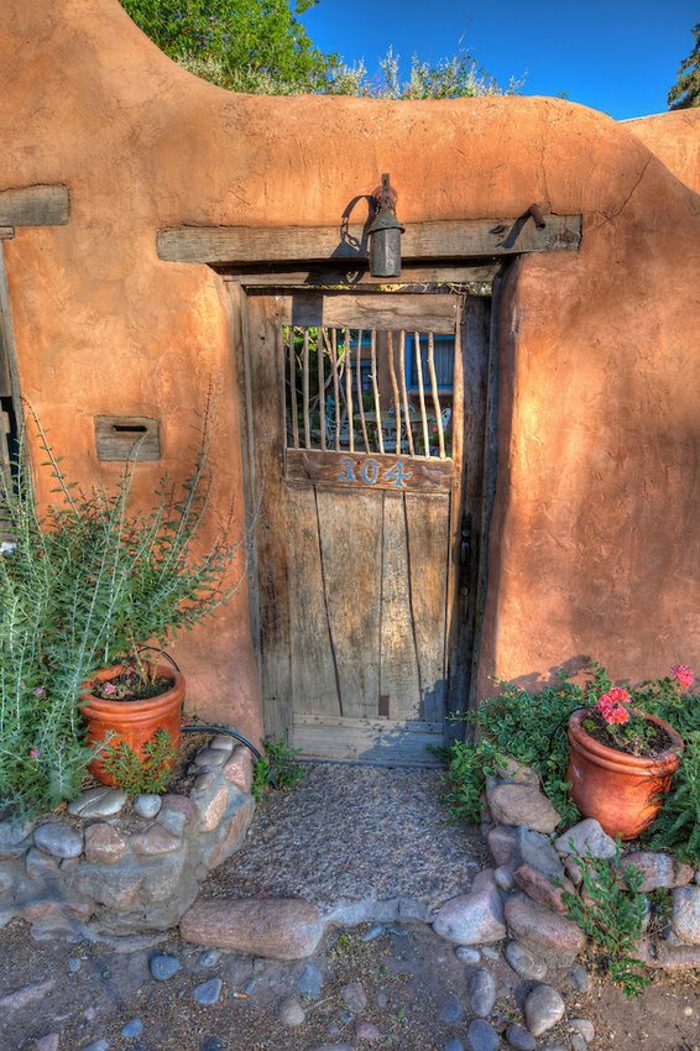 madera vieja puerta de entrada macetas decorativas piedras de época Canyon Way