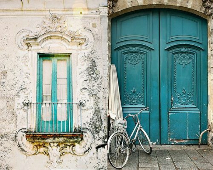 la vieja puerta de color turquesa-color-vendimia de la bicicleta estilo Ventana Balcón