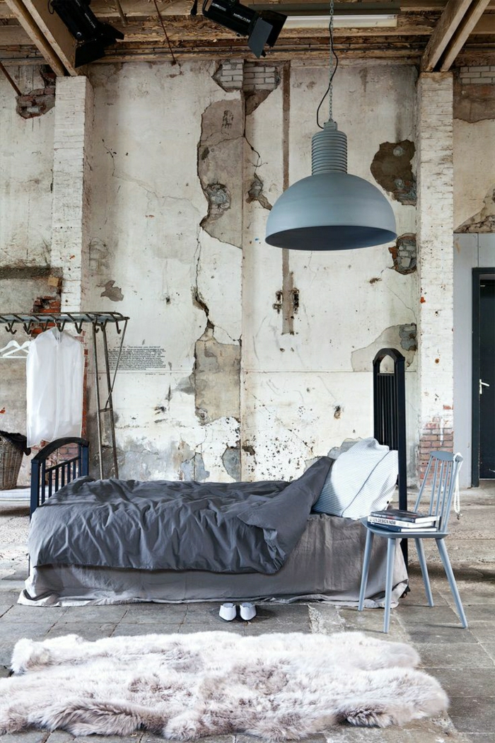 stari stan-zidovi od opeke-industrijska svjetiljka životinjske kože plava stolica ljubičasta posteljinu