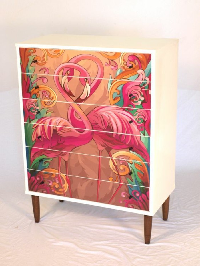 régi bútorok fűszer-weier-szekrény-with-barna-lábak-és rózsaszín flamingók