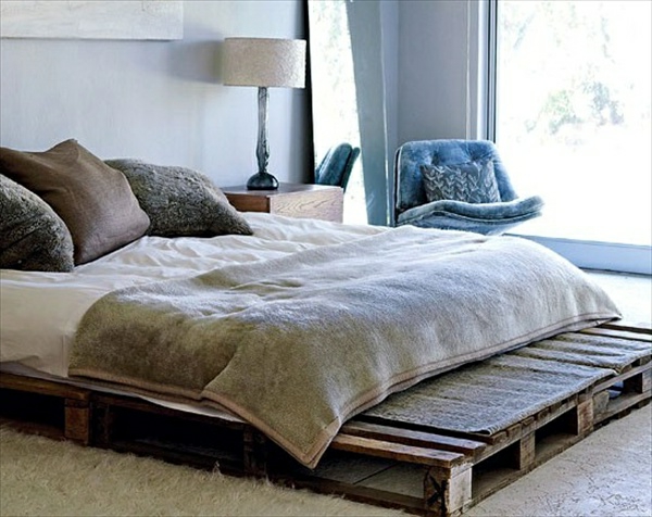 стара палета в красиво легло - трансформира - възглавница за меко хвърляне