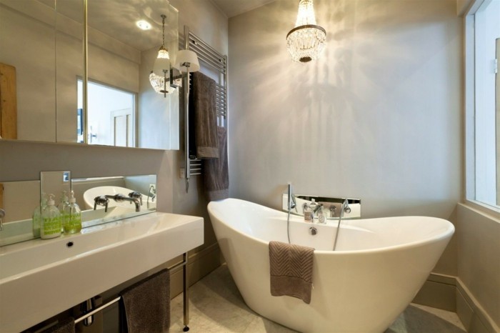 алтернатива към плочки-в-а-дизайнер-баня-овална вана-полилей-огледало без рамка