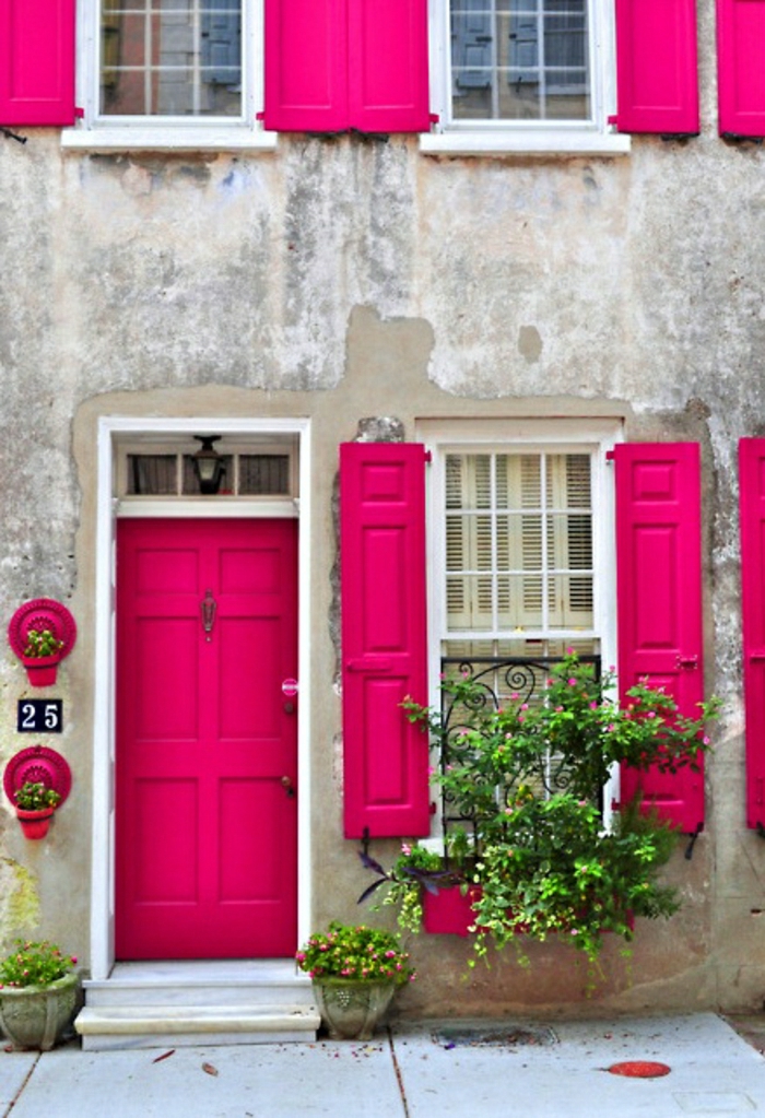 régi épület-rózsaszín-ajtó redőny-vintage virágok