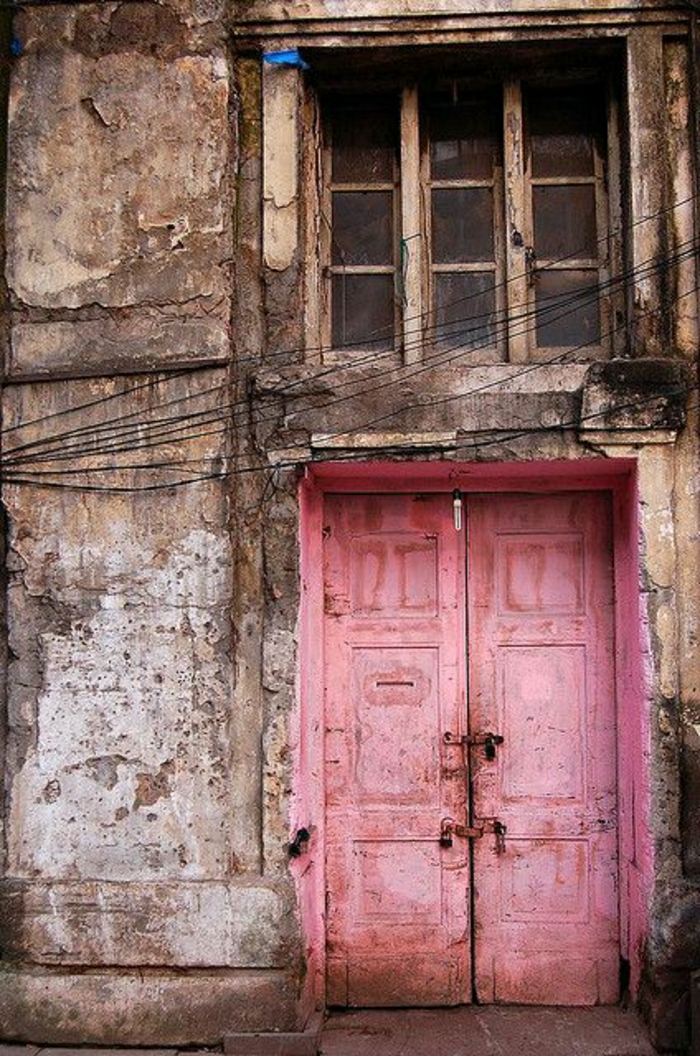 vieux bâtiment rose-vintage porte