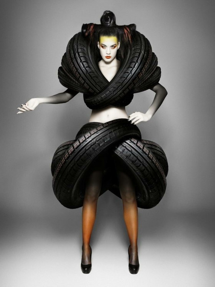 употребяван гума рециклиране една жена-в колата гума облечен