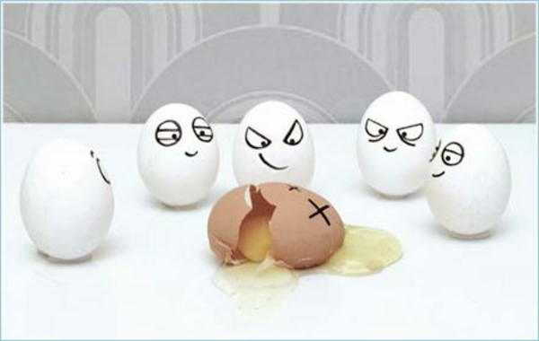 许多/有趣的手绘鸡蛋破裂的蛋