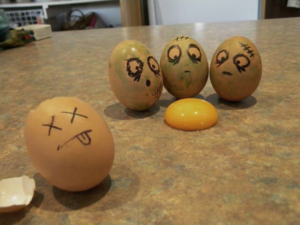 četiri zabavne oslikana jaja na stolu