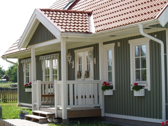 Américaine maison bois-toit de tuiles avec jardin-